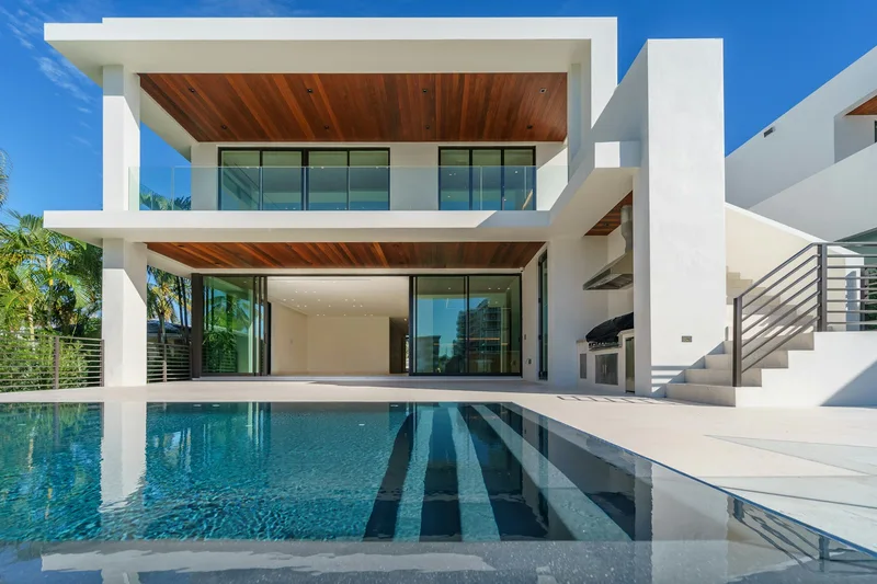 Bayfront condo with a wraparound terrace