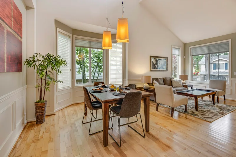 Bay-view apartment in Edgewater